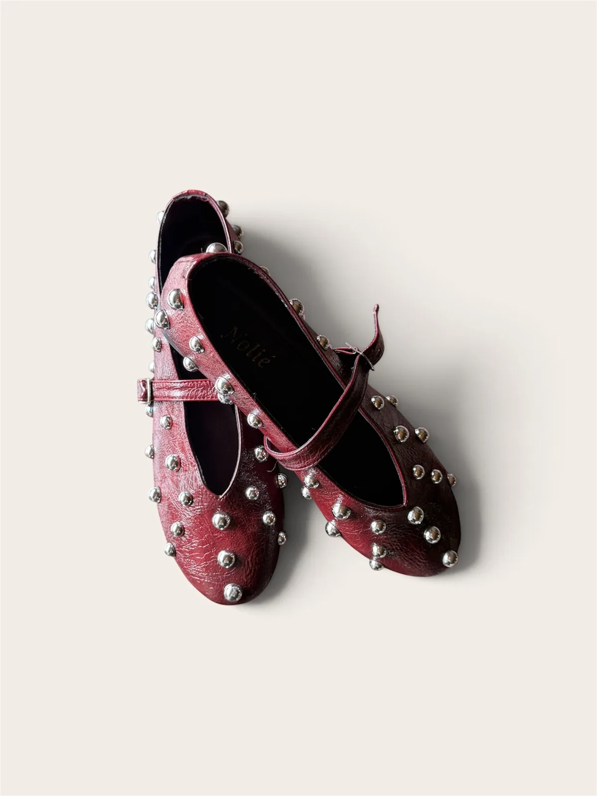 Flats Mary Jane rojos con estoperoles, cruzados
