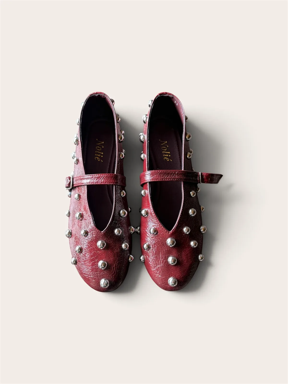 Flats Mary Jane rojos con estoperoles, vista superior